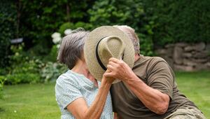 Ein älteres Pärchen küsst sich