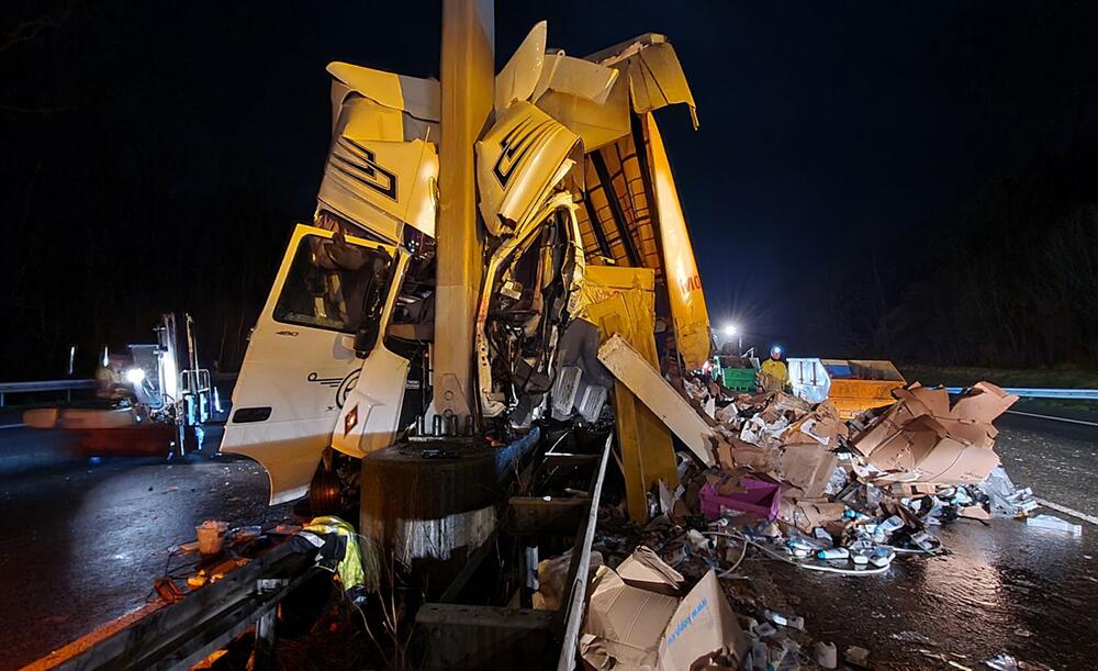 Lastwagen prallt auf der A4 gegen Schilderbrücke