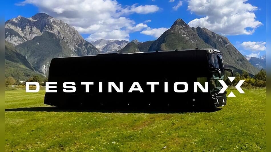 "Destination X": Mit diesem blickdichten Gefährt geht es für die Promis ins Unbekannte.