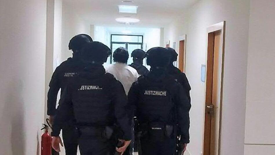 Beamte der Justizwache Einsatzgruppe eskortierten 15-Jährigen