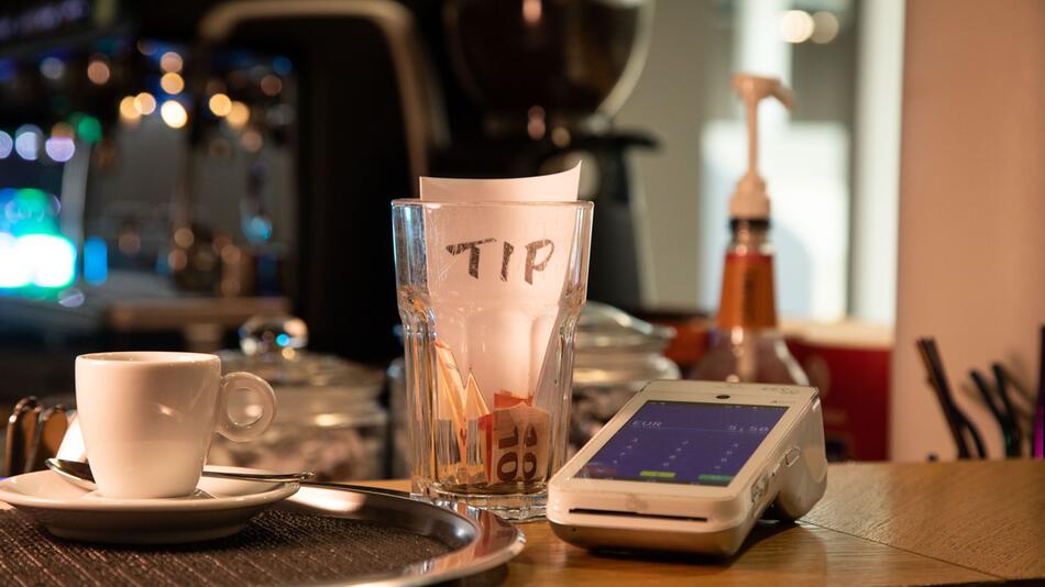 Tresen mit Trinkgeldbecher und Kartenlesegerät an einer Kaffeebar