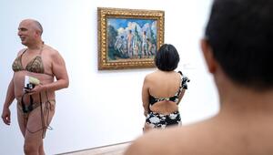 Besucher in Badekleidung in der Fondation Beyeler