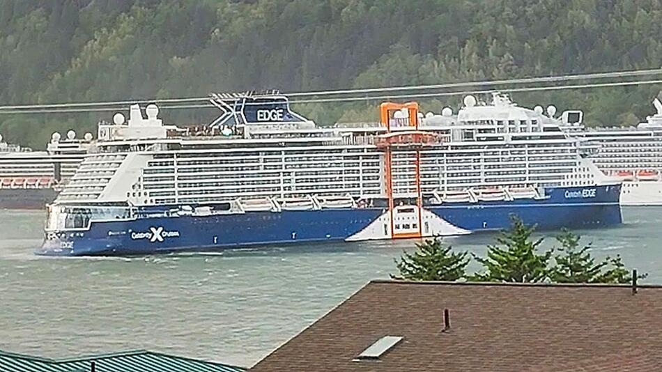Kreuzfahrtschiff außer Kontrolle: Sturm treibt Luxusliner vom Hafen weg