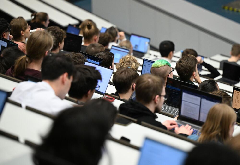 Studenten sitzen in einem Hörsaal