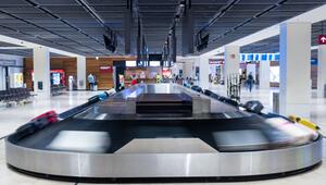 Koffer liegen auf einem Förderband bei der Gepäckausgabe am BER