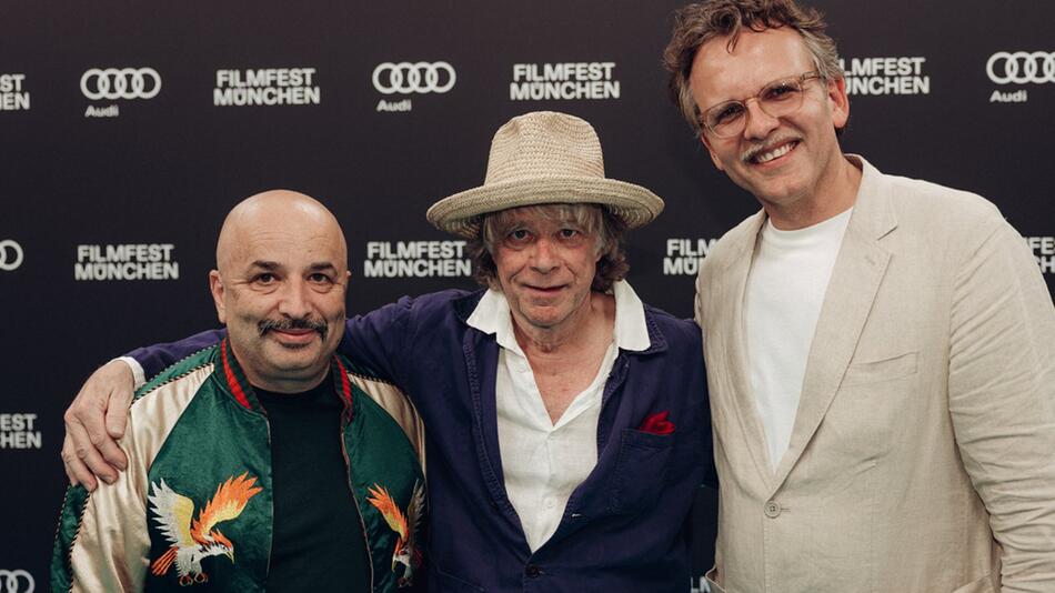 Die filmische Künstler-Autobiografie "The Klimperclown" von, mit und über Helge Schneider (M.) ...