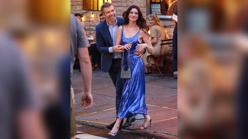 Anne Hathaway und Patrick Brammall in Brooklyn.