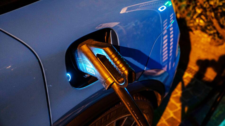 Porsche Macan E-Modell wird geladen
