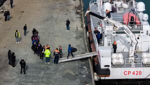 Migranten besteigen im Hafen von Shengjin im Nordwesten Albaniens ein Schiff