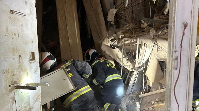 Die Feuerwehr sucht nach dem Hauseinsturz eine vermisste Seniorin.
