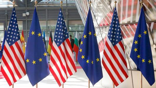 EU-Flaggen und amerikanische Fahnen