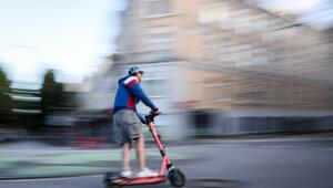 Mann fährt mit einem E-Scooter