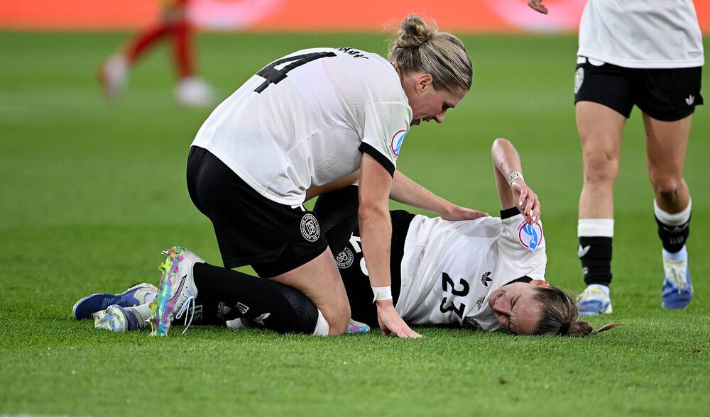Rebecca Knaak (L) tröstet Sophia Kleinherne (R), die sich bei der EM gegen Spanien verletzte.