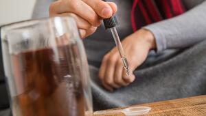 Mann nimmt ein Nahrungsergänzungsmittel