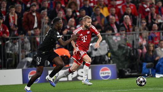 Konrad Laimer (FC Bayern) geht ins Laufduell.
