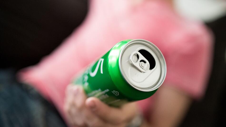 Mann hält eine Bierdose in der Hand