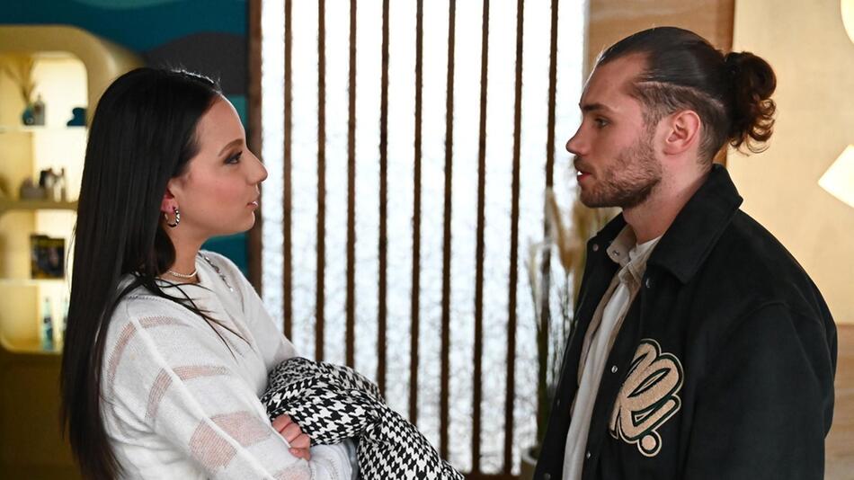 "Alles was zählt": Charlie (l.) macht Milan entschieden klar, einzig über ihre Leistung bekannt ...