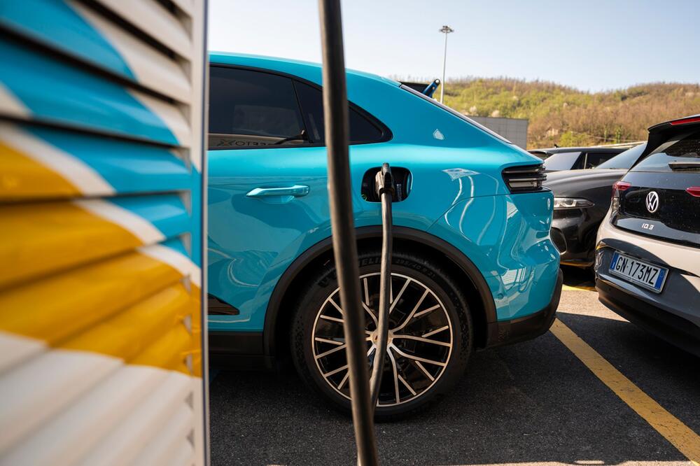 Porsche Macan E-Modell wird geladen