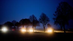 Autos fahren in der Abenddämmerung über eine Landstraße