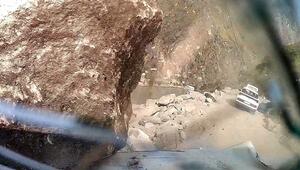 Horrormoment auf Bergstraße: Riesiger Felsbrocken trifft Auto