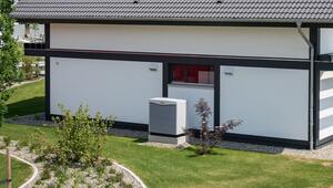 Eine Wärmepumpe an einem Einfamilienhaus