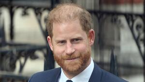 Prinz Harry nach dem zweiten Verhandlungstag am Dienstag beim Verlassen des Gerichts.