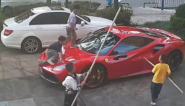 Teures Kinderspiel: Vier Jungen zerkratzen Ferrari auf Parkplatz in China