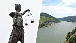Links eine Statue der Justitia mit Waage und Schwert vor hellem Himmel, rechts ein Fluss mit ...