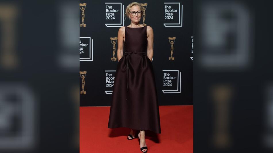 Gillian Anderson präsentiert auf dem roten Teppich einen zeitlosen Look.