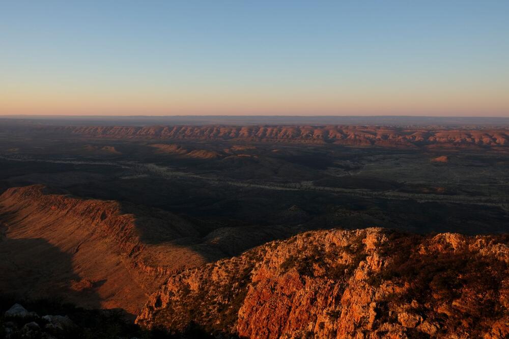 Sonnenaufgang am Larapinta Trail in Australien