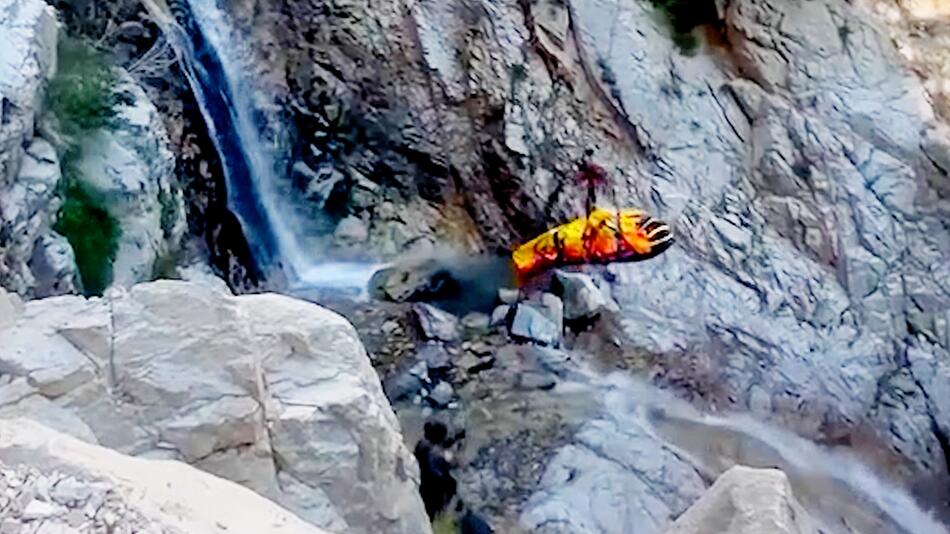 Schwerer Unfall an den Big Falls: Wanderer stürzt 7 Meter tief