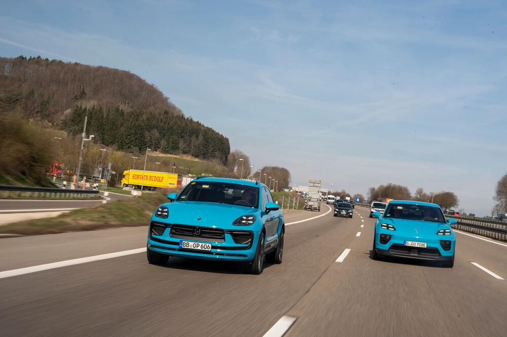Porsche Macan als Verbrenner und E-Modell auf der Autobahn