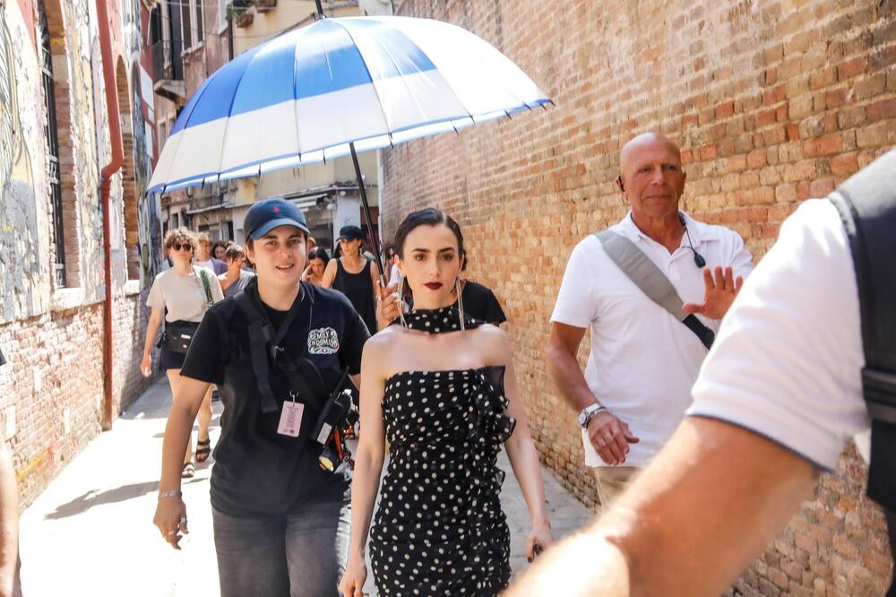 Dreharbeiten mit Lily Collins zur fünften Staffel von "Emily in Paris"