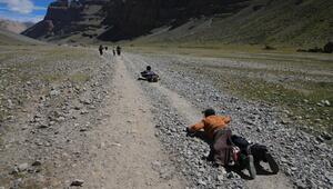 Tibetische Pilger umrunden den Berg Kailash