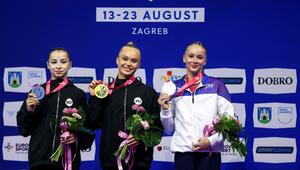 Angelina Melnikowa (M) und Anna Kalmykowa (l)