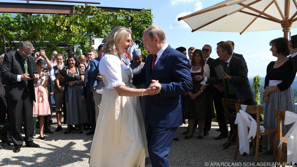 Kneissl beim Tanz mit Putin auf ihrer Hochzeit