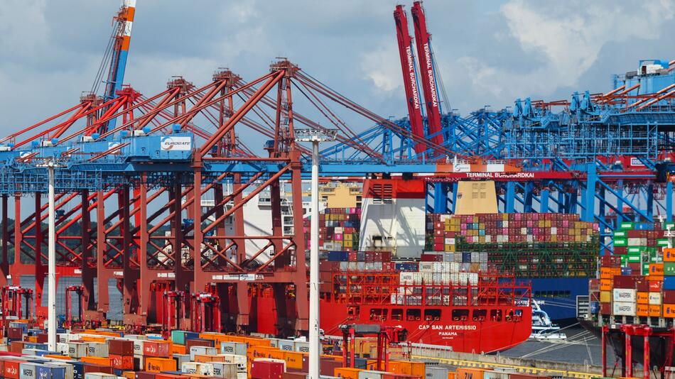 Containerumschlag im Hafen Hamburg