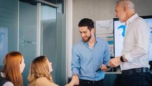 Ein Mann gibt einer Frau im Büro die Hand