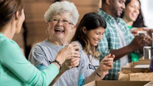 Menschen helfen gemeinsam in einem Ehrenamt 