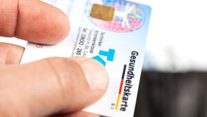 Hand in Nahaufnahme mit Krankenkassenkarte