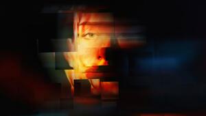 Surrealistisches Gesicht mit Glitch-Effekt