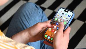 Auf dem Display eines Smartphones sind zahlreiche Apps zu sehen