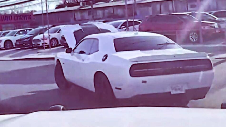Blindfahrt in Texas: Krimineller flüchtet mit offener Motorhaube vor der Polizei