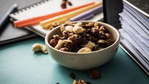 Studentenfutter steht auf einem Schreibtisch