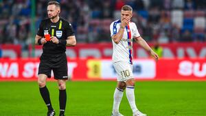 Lukas Podolski flog nach einer Tätlichkeit nach nur zwei Minuten vom Platz.