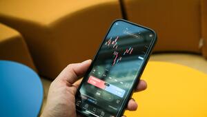 Aktienkurse sind auf dem Display eines Smartphones zu sehen