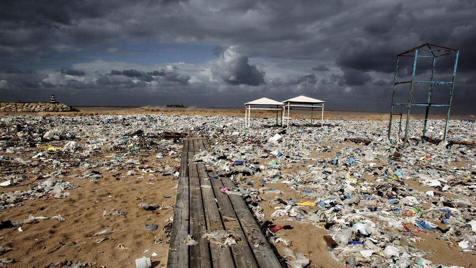 Plastikmüll liegt am Strand am Mittelmeer