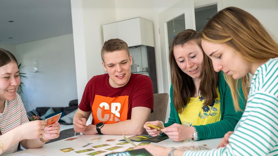 Eine Gruppe spielt ein Gesellschaftsspiel