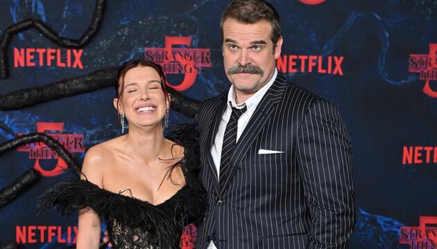 Nach dem innigen Auftritt hat Millie Bobby Brown den Mobbing-Gerüchten um David Harbour nun auch ...