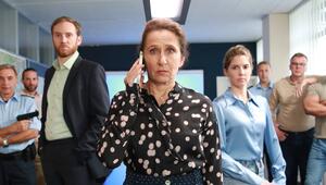 Wolf Danny Homann (vorne links) spielt als Staatsanwalt Froese neben Magda Wächter (Barbara ...